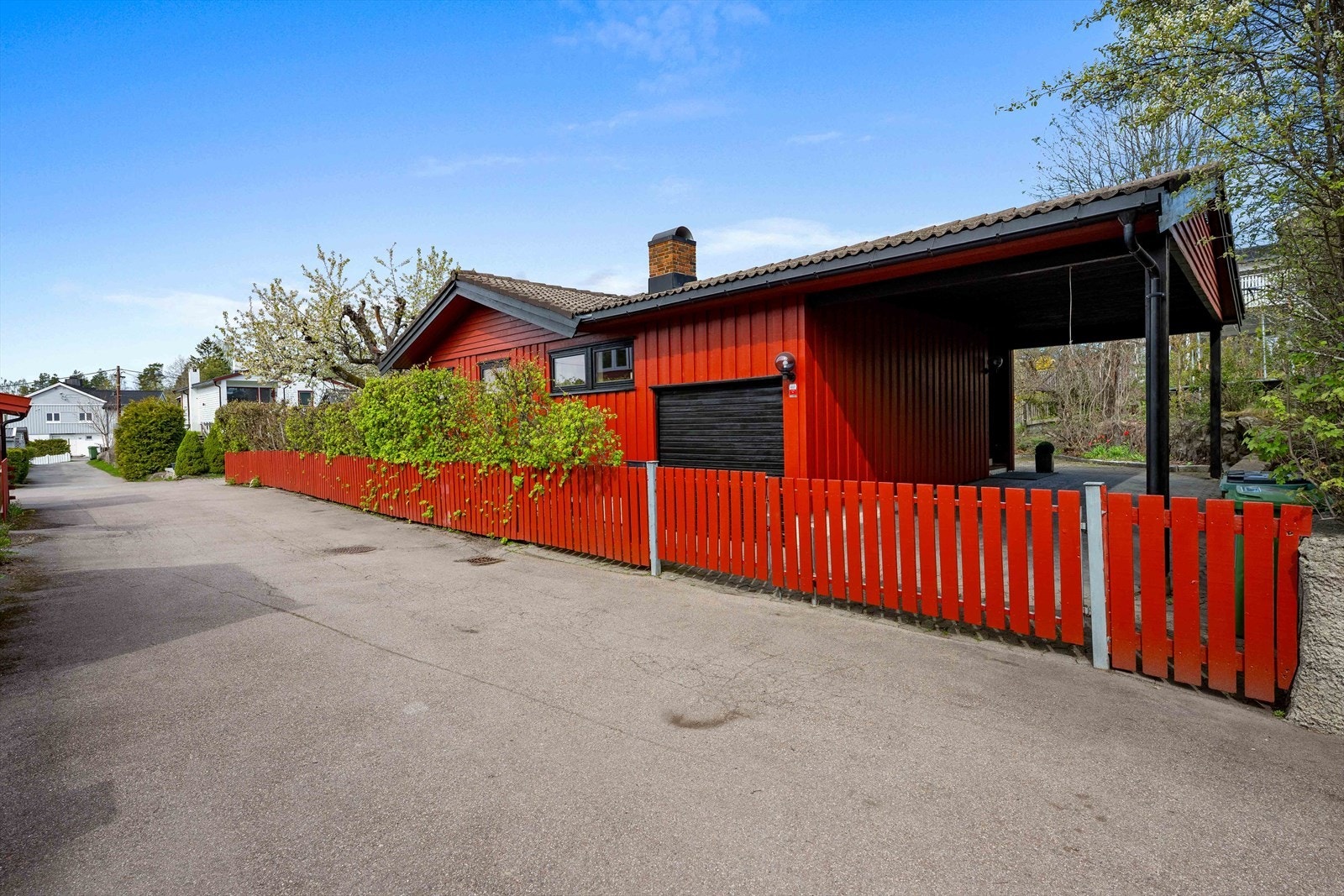 Velkommen til denne skjermede eiendommen med alt du trenger på ett plan. Galleribilde