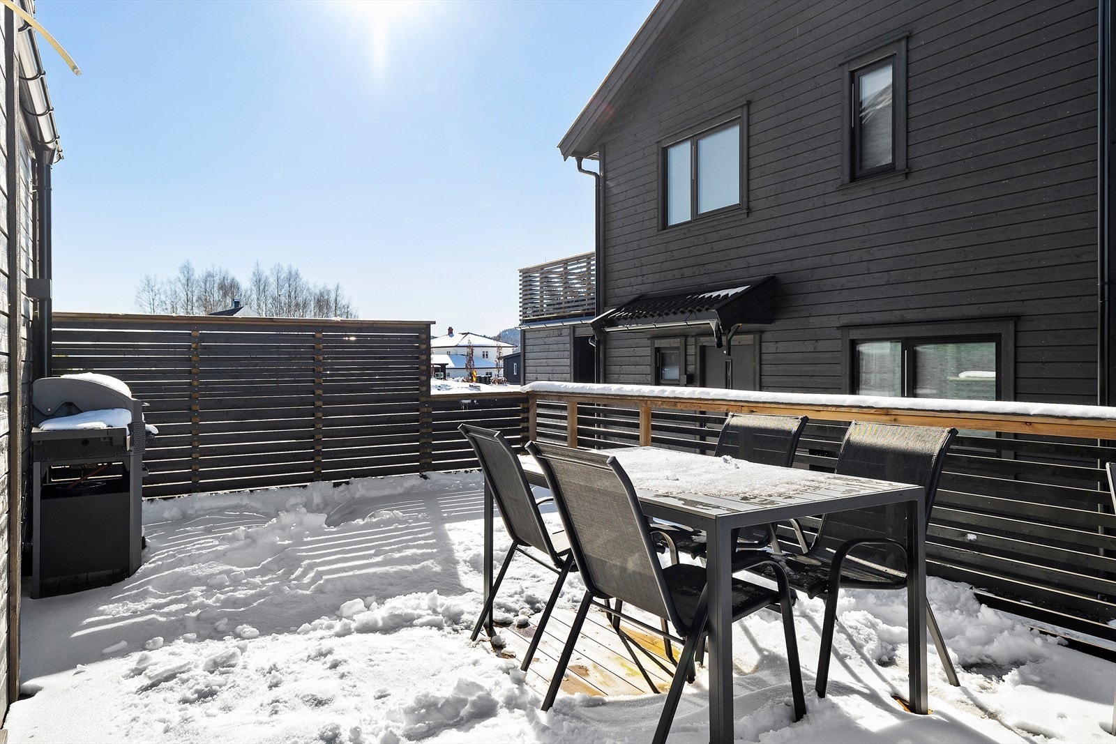 Fra hovedsoverommet er det adkomst til en stor veranda som ligger over carporten. Her er det skjermet da det er vegg på hver side. Lun og fin krok. Galleribilde