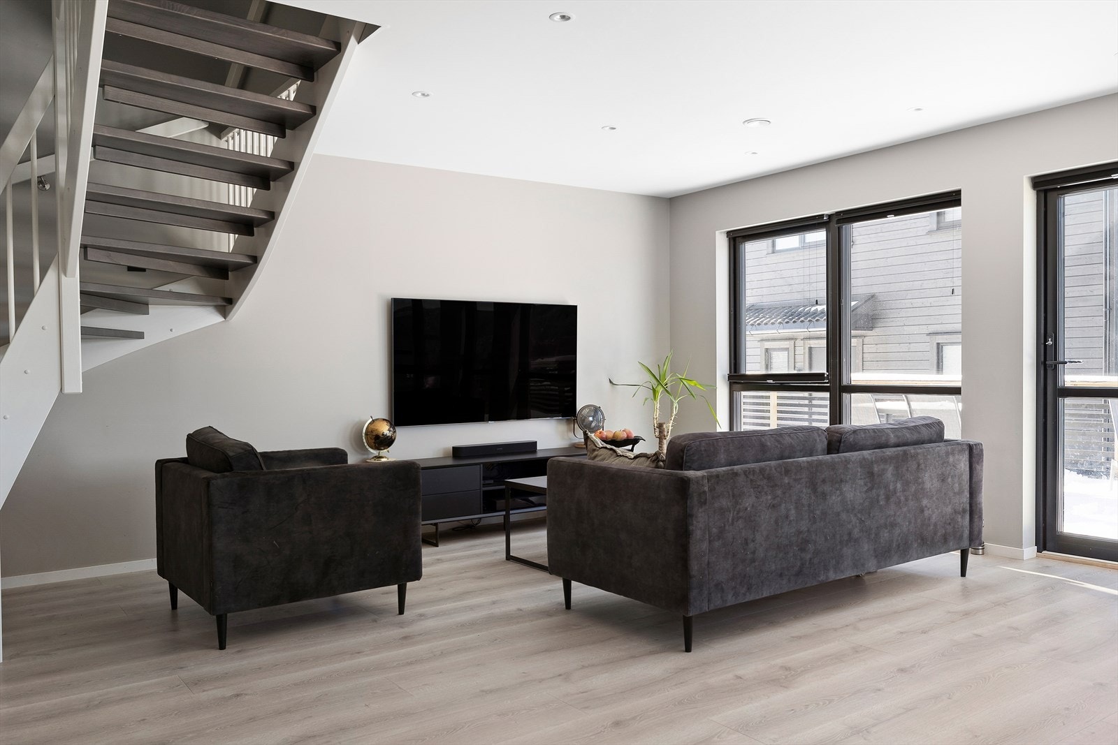 Det er god plass til sittegruppe og spisestue. Galleribilde