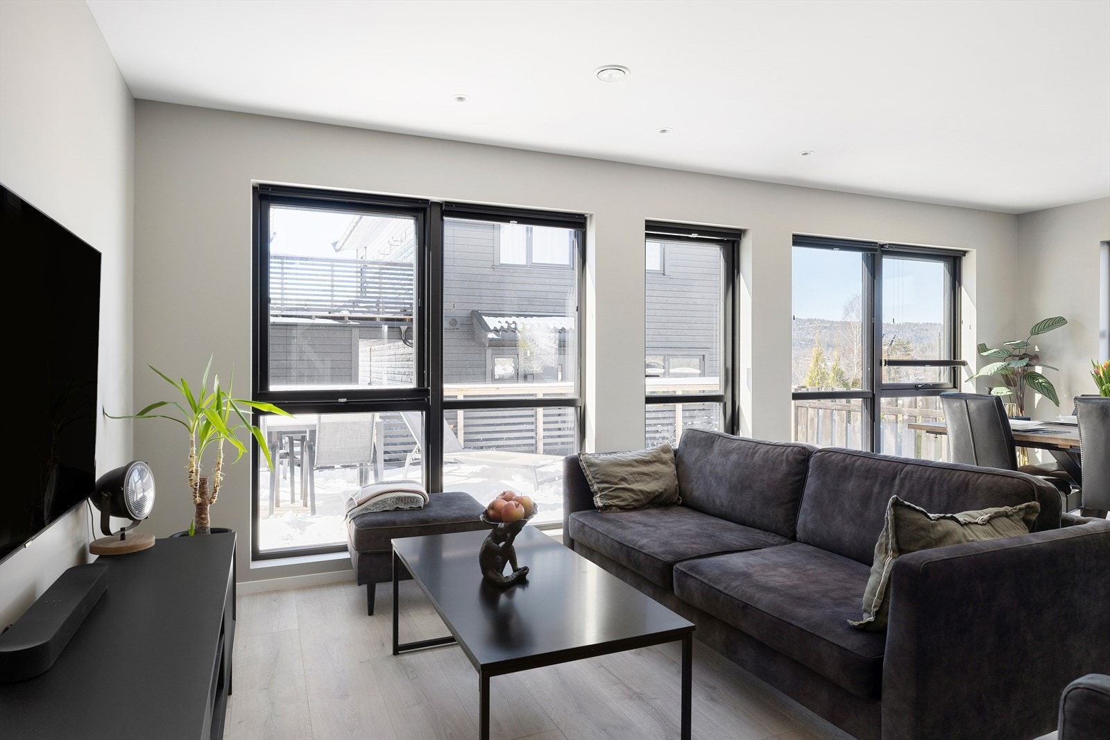 Stuen er lys og innbydende. Store vindusflater ut mot den store terrassen. Galleribilde