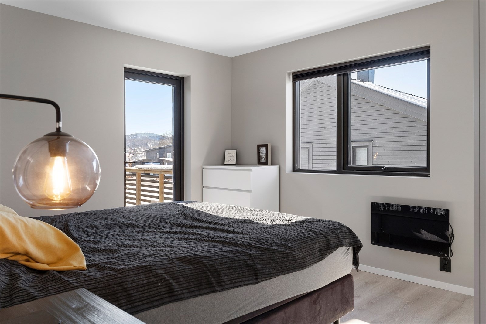 Opp trappen har man hovedsoverommet. Romslig rom med plass til dobbeltseng og garderobe. Her er også utgang til veranda. Galleribilde