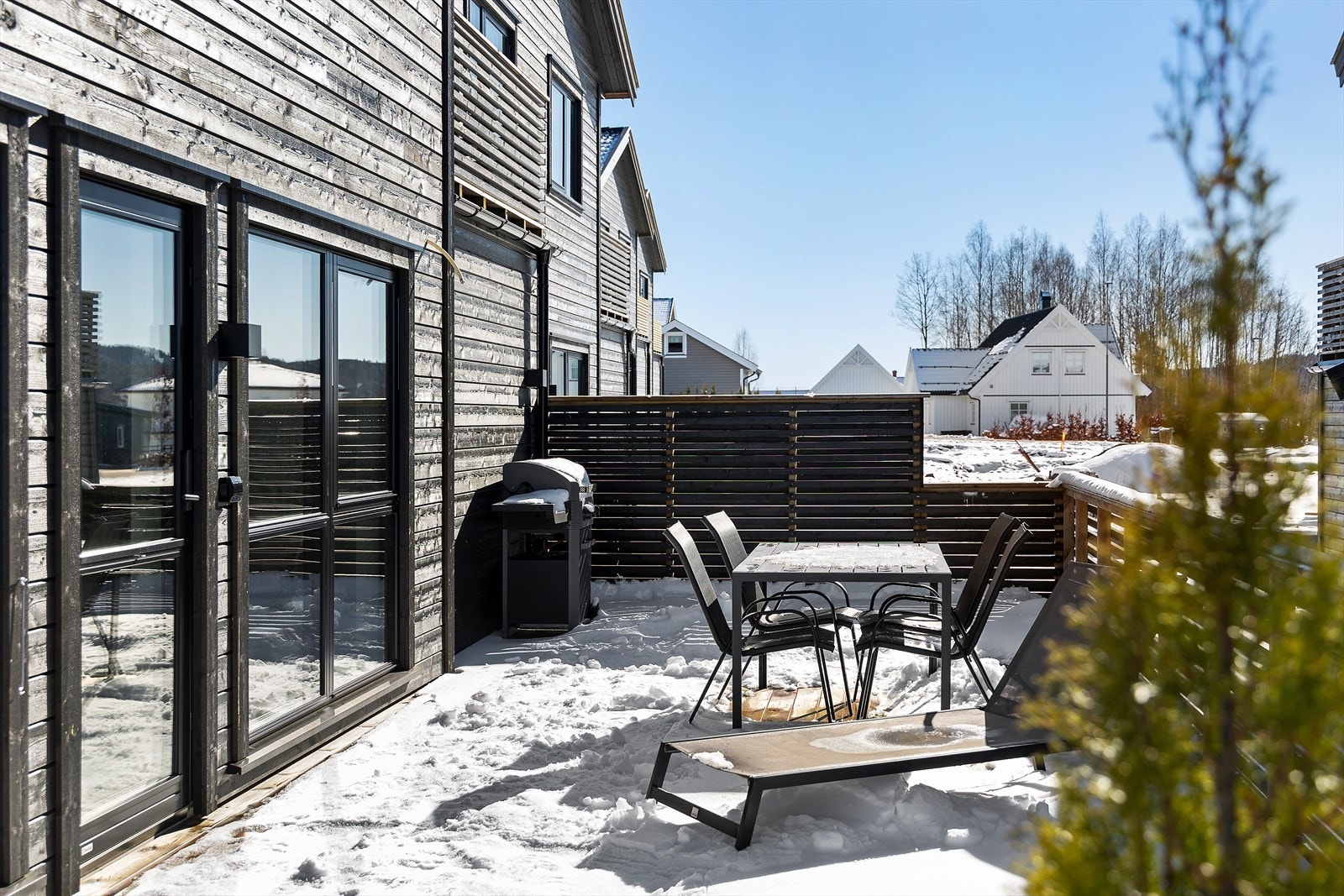 Utgang til terrassen hvor man har sol hele dagen og adkomst til hagen som strekker seg langs endeveggen av boligen. Solen kan nytes her til sene kvelden. Galleribilde