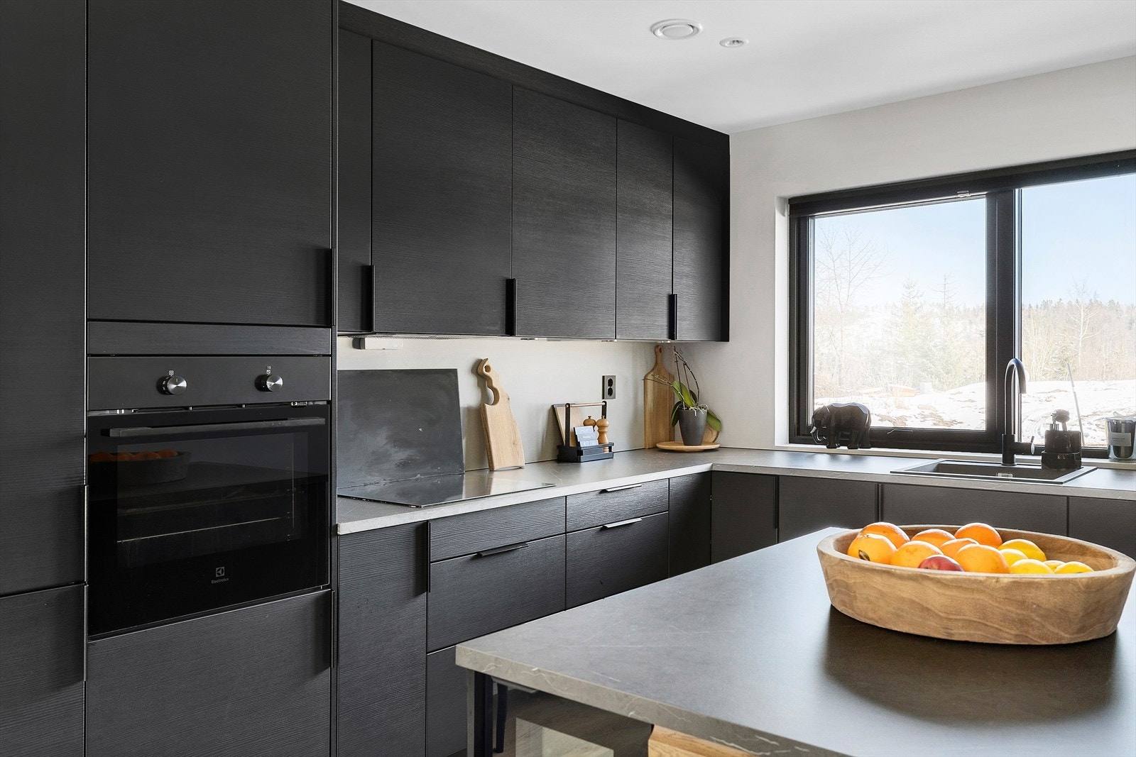 På kjøkkenet har man godt med benkeplass som gir rom for flere å kokkelere sammen. Galleribilde