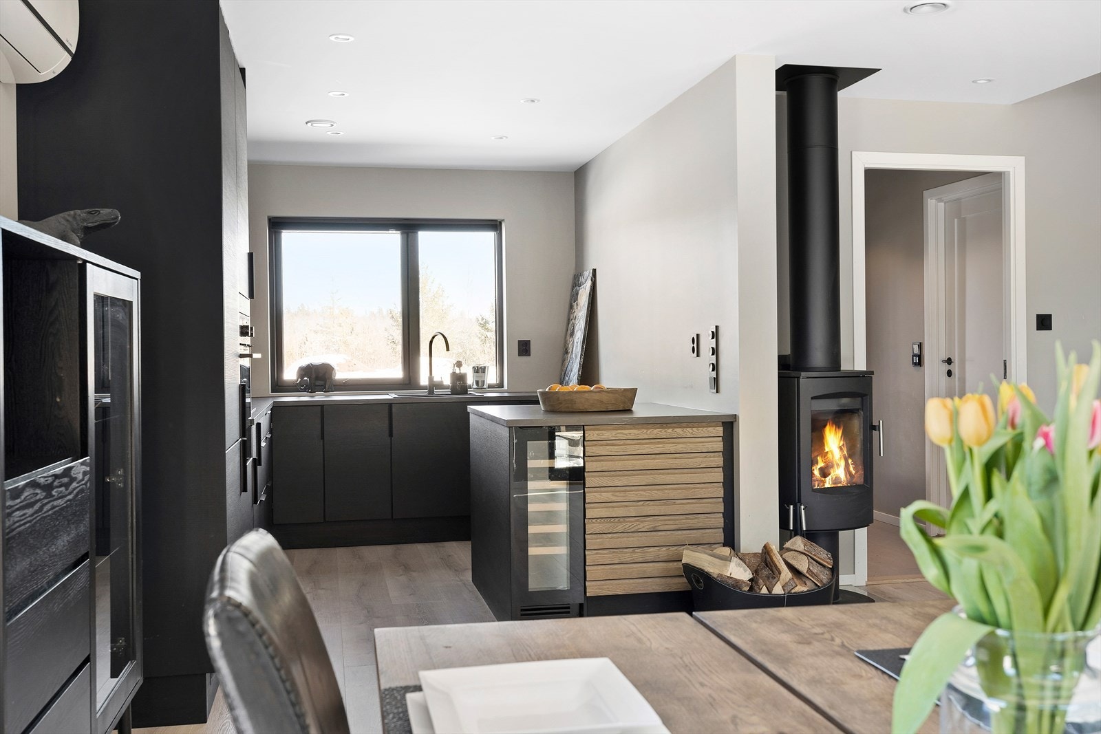 Kjøkkenet har delikate svarte flater, god skap- og benkeplass og integrerte hvitevarer. Kjøkkenøyen er tilleggsvalg fra opprinnelig prosjektert bolig og har i tillegg integrert vinskap. Galleribilde
