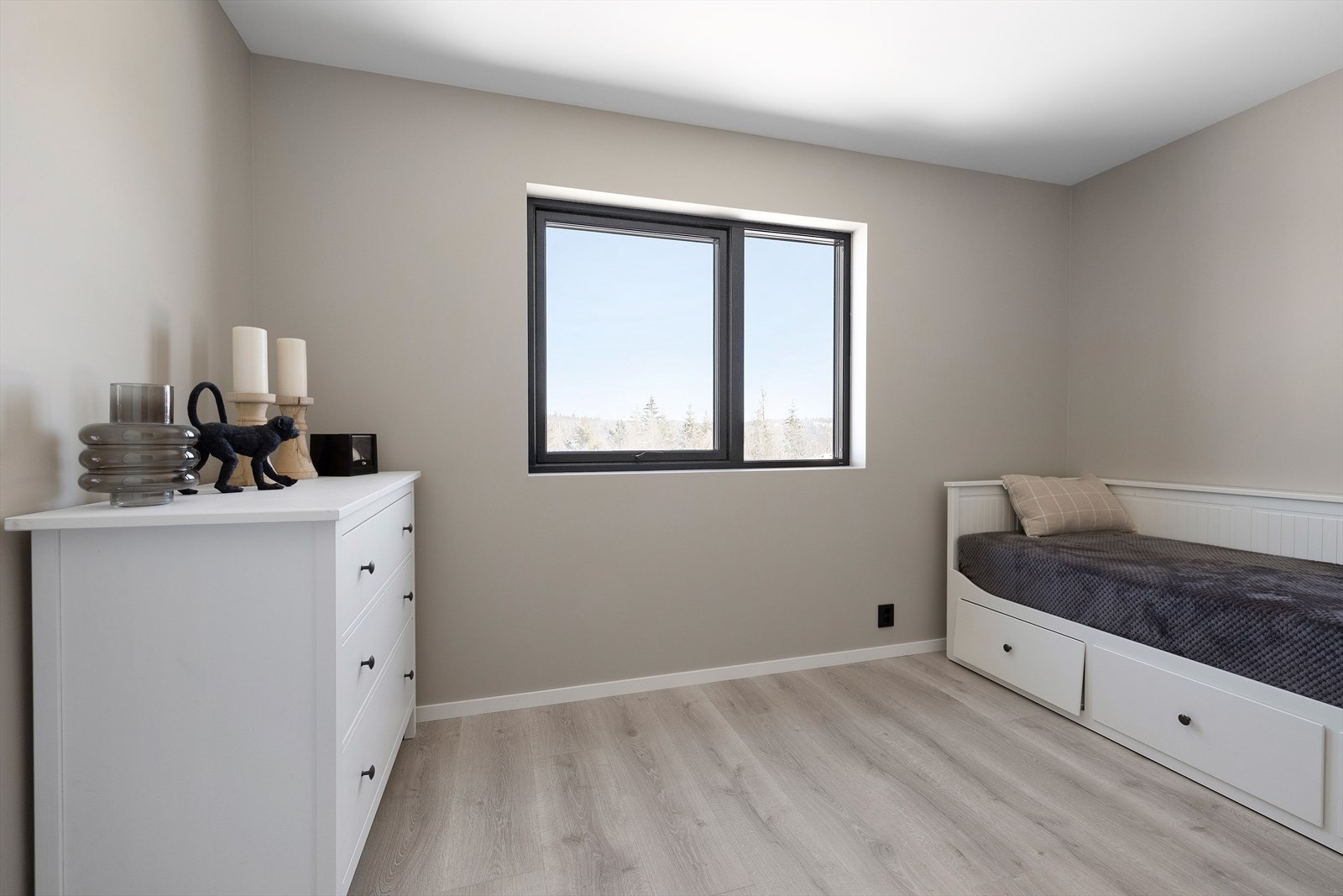 Soverom nr 2 med god plass til seng og oppbevaring. Galleribilde