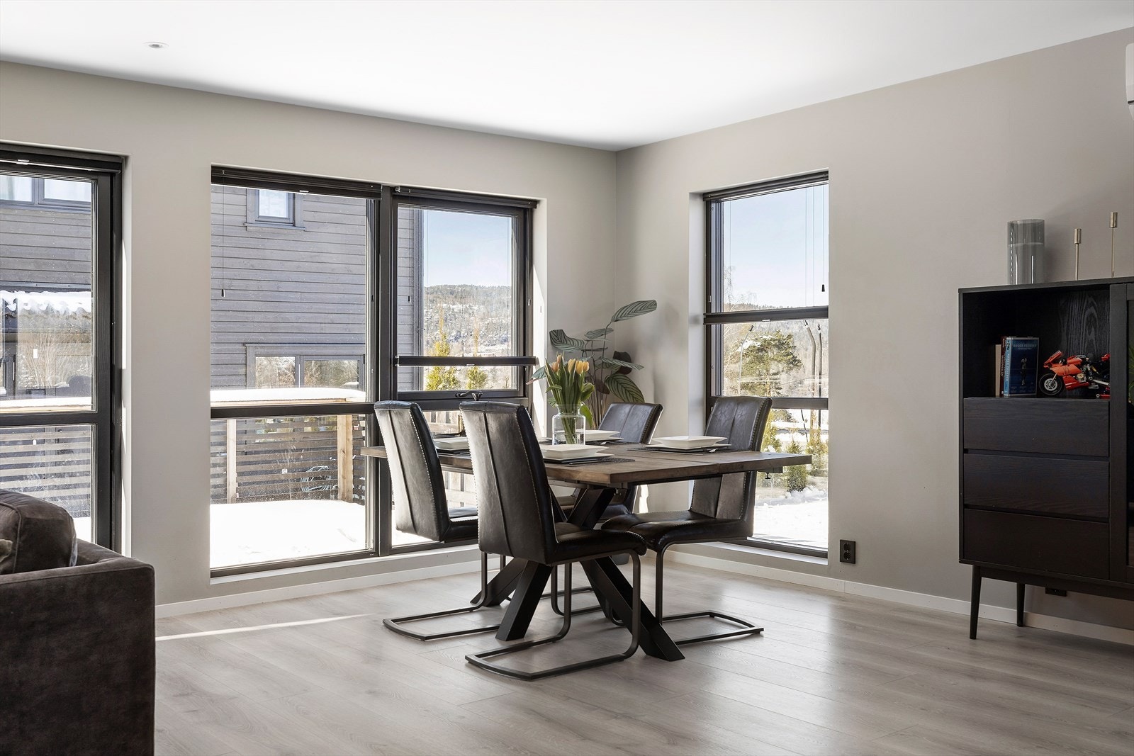 Stuen er romslig med god plass til spisestue hvor man kan nyte en bedre middag med familie og venner. Galleribilde