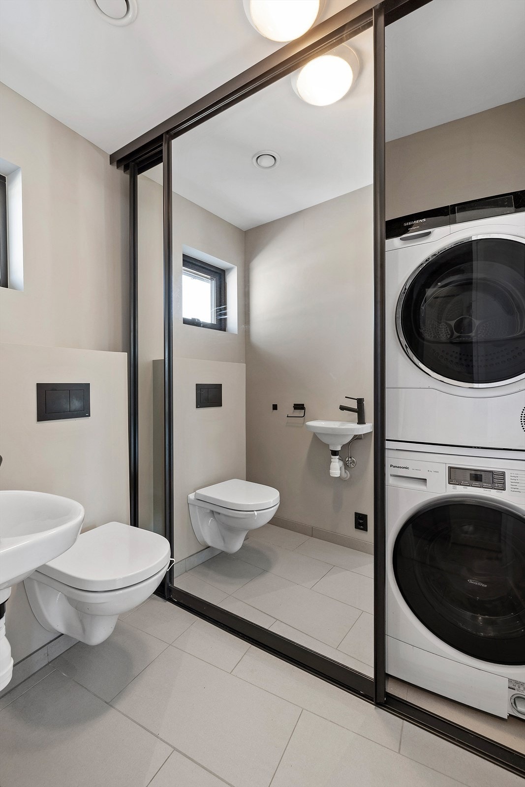 Med inngang fra entre finner man wc-rom, som også er kombinert vaskerom gjemt bak 2 skyvedører med speil. Galleribilde