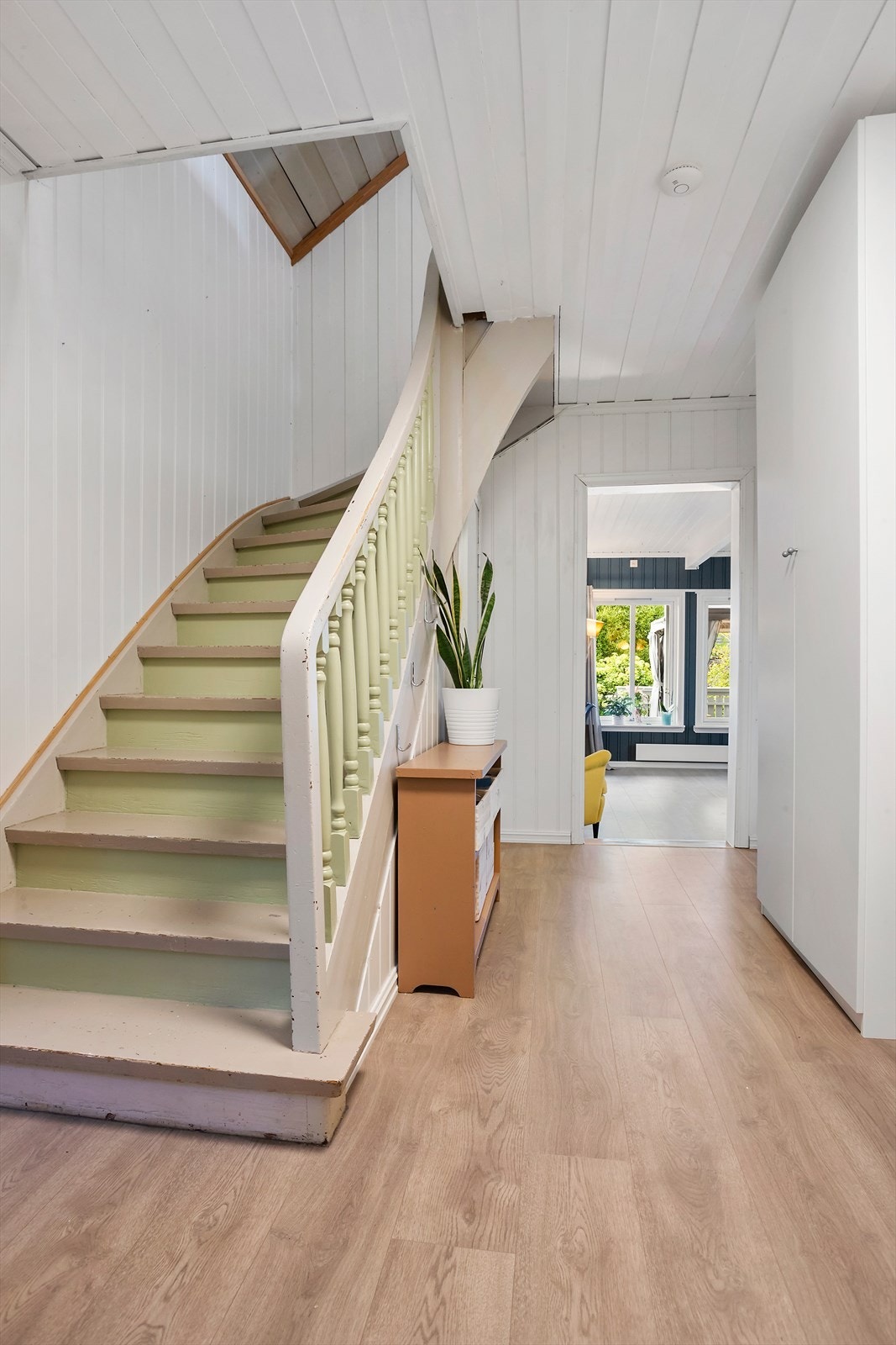 Gang med plass til stort garderobeskap Galleribilde