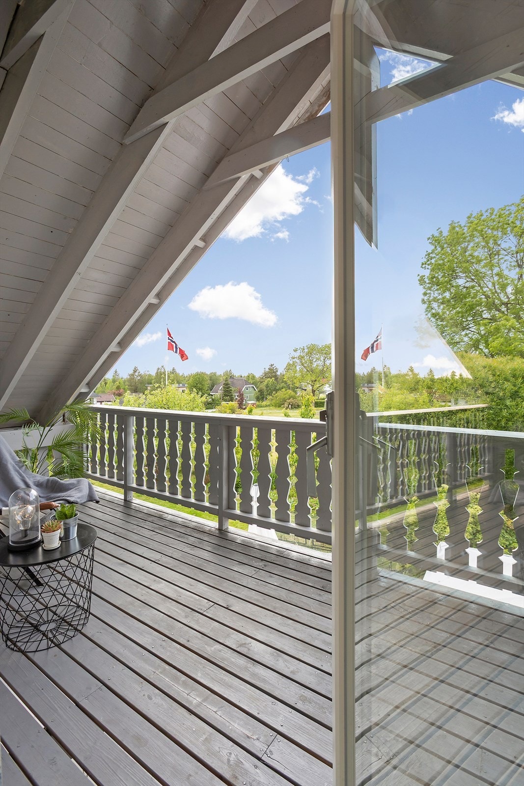 Romslig veranda med fint utsyn Galleribilde