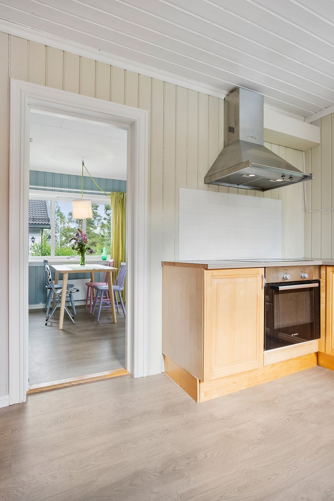 Kjøkken med inngang til spisestue Galleribilde