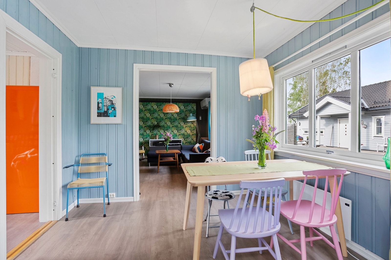 Spisestue og inngang til Peisstue/TV-stue Galleribilde