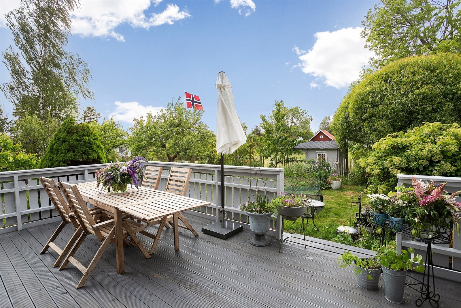 Stor terrasse med trapp ned til hage Galleribilde