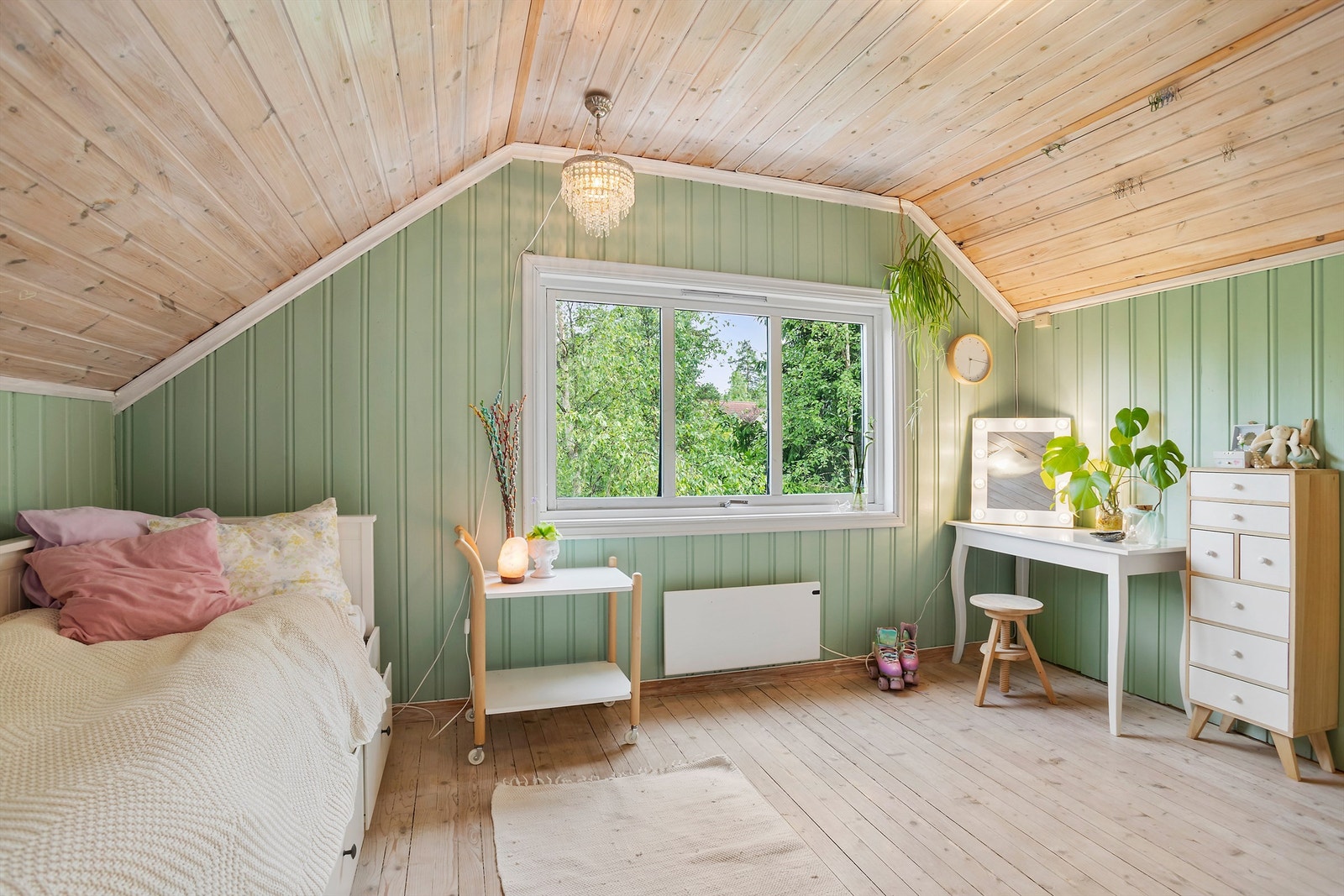 Stort soverom med god plass til seng, kontorpult og garderobe Galleribilde