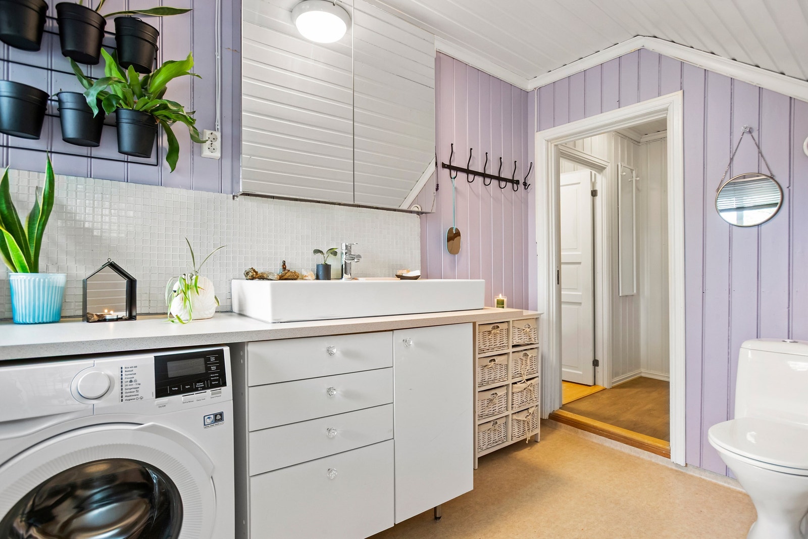 Servantskap, gulvklosett og badekar Galleribilde