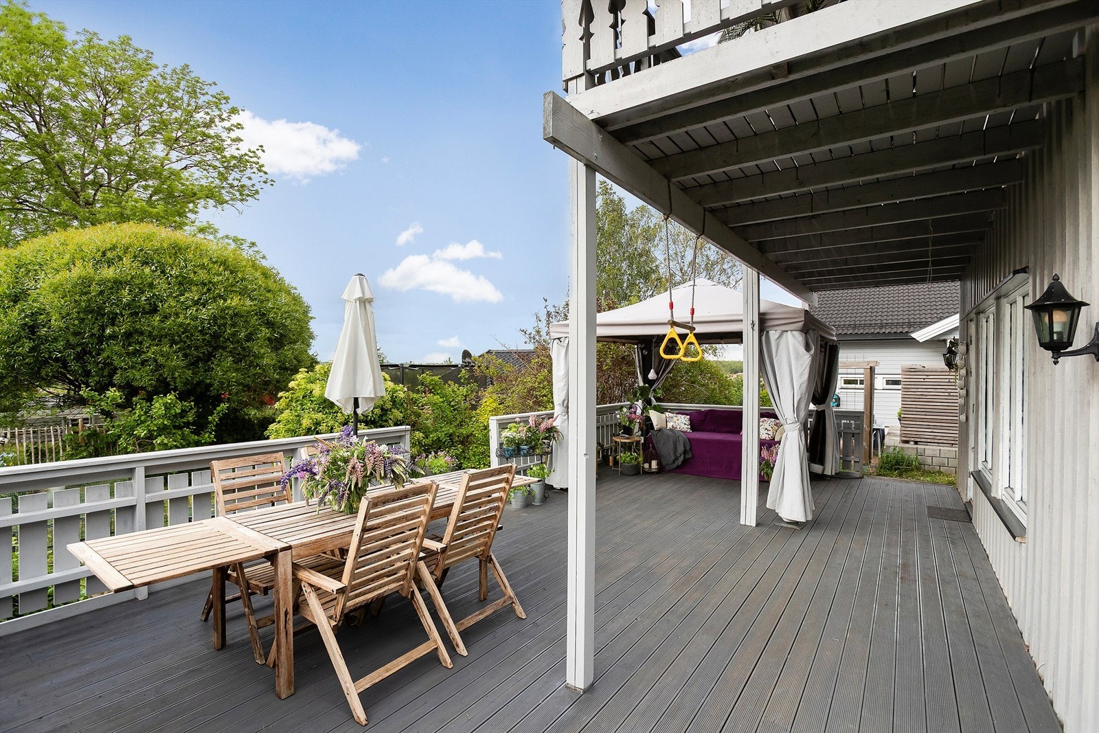 God plass til flere sittegrupper og grill Galleribilde