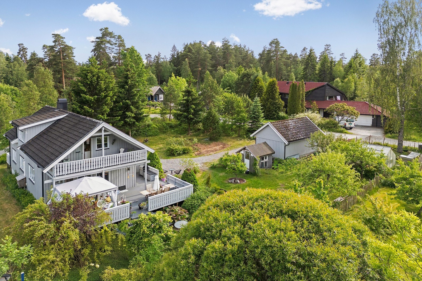 Tomt på 1.120 kvm. Familievennlig bolig, garasje, drivhus og hønsehus Galleribilde