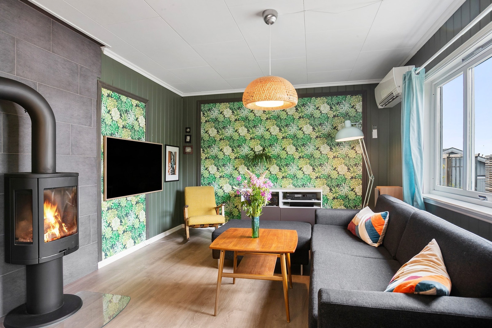 TV-stue med peisovn og varmepumpe for ekstra hygge og varme Galleribilde