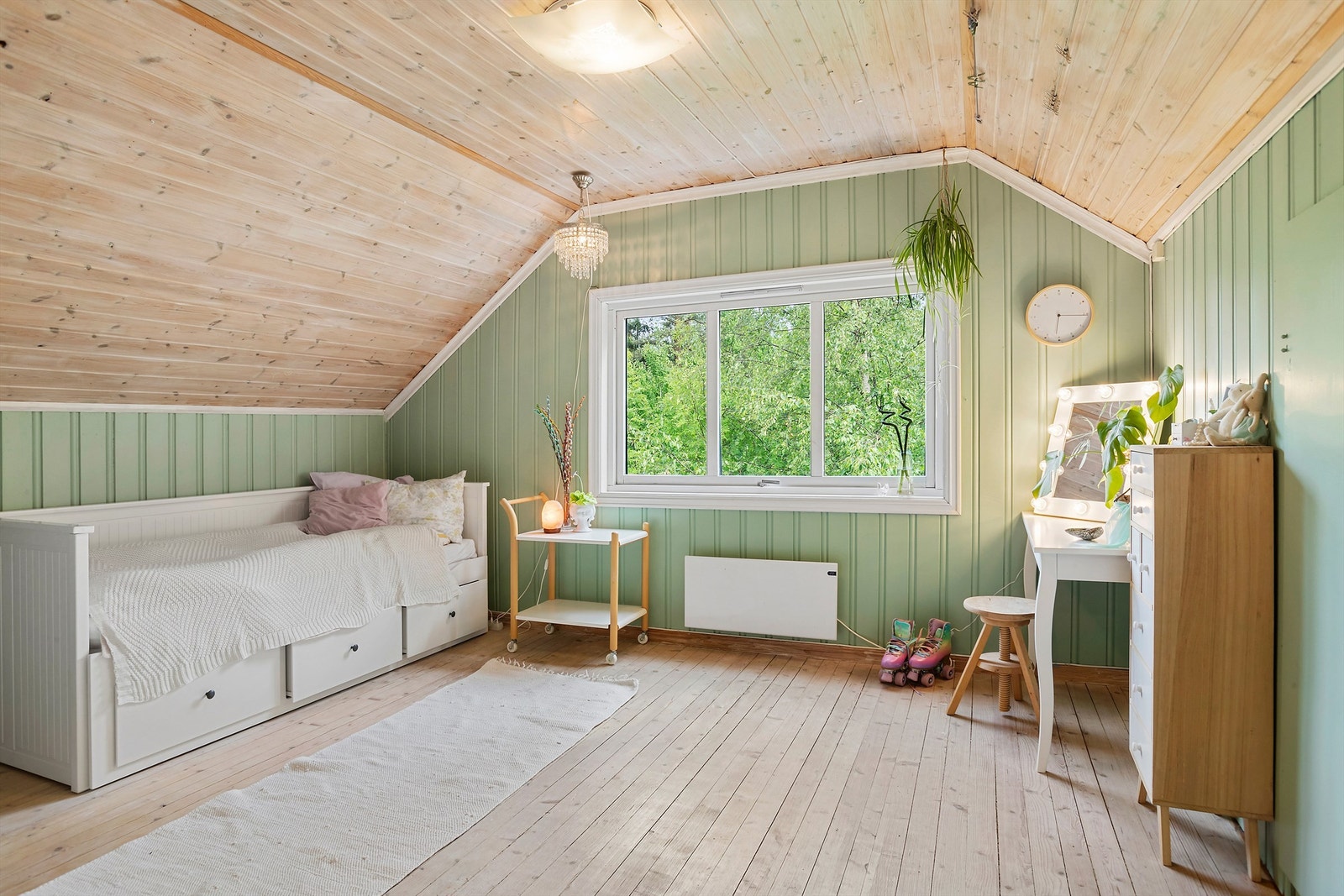 Det er tre soverom i boligen og alle tre rom er plassert i 2. etasje Galleribilde