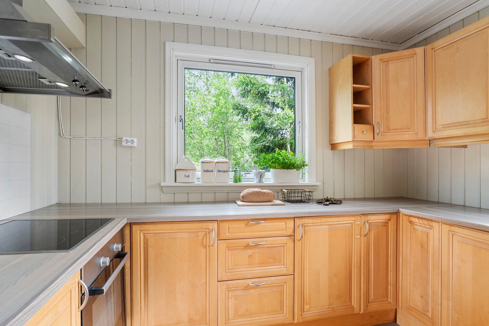 Skapinnredning med profilerte fronter i heltre bjerk og laminat benkeplate Galleribilde