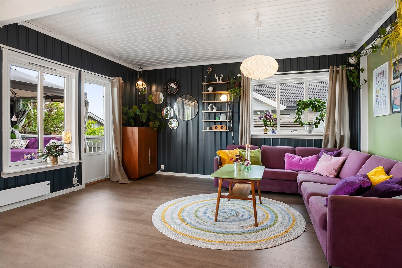 Lys stue med store vindusflater som slipper inn godt med naturlig lys Galleribilde