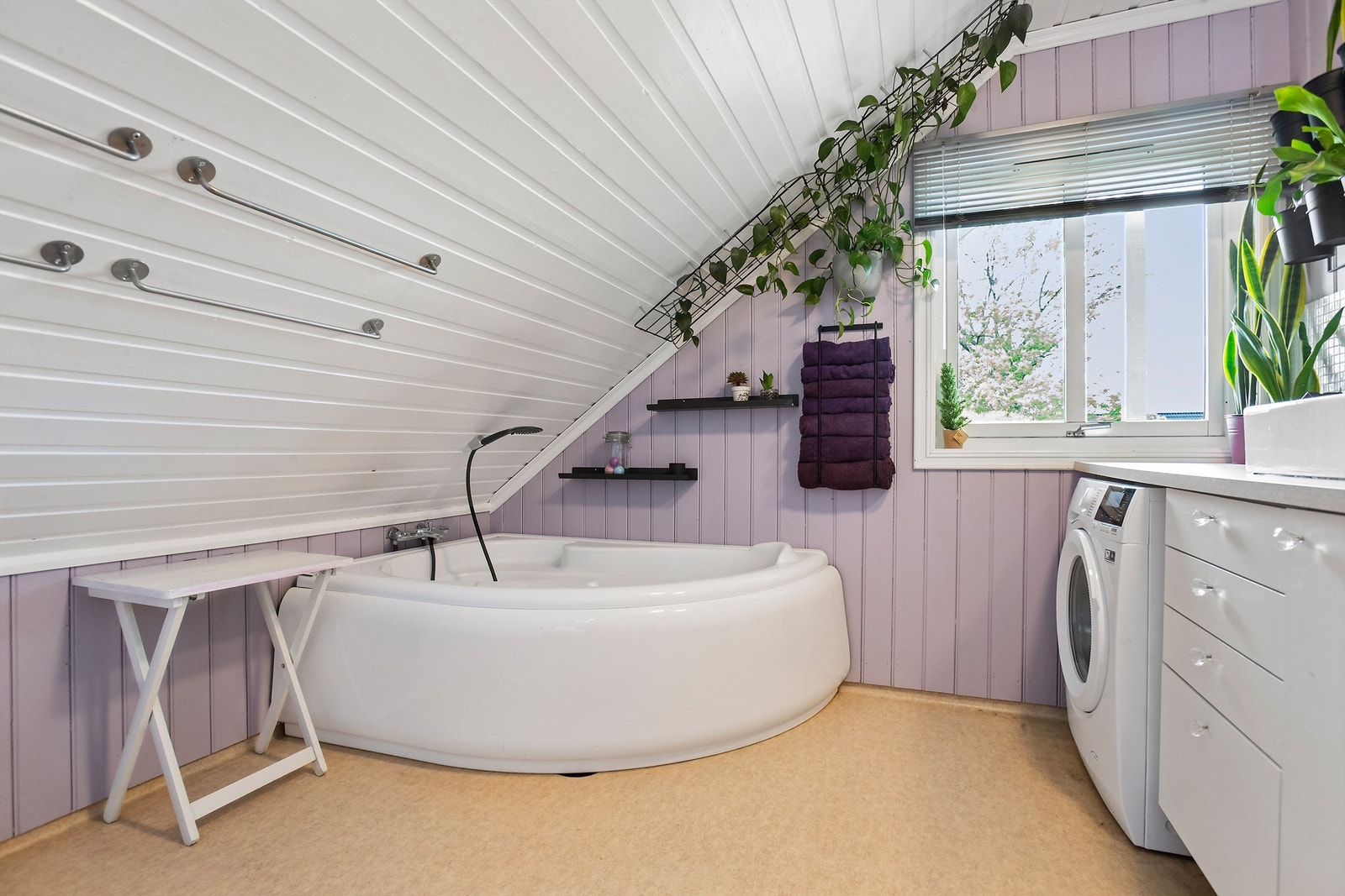 Gulv med belegg og vegger med malt panel Galleribilde