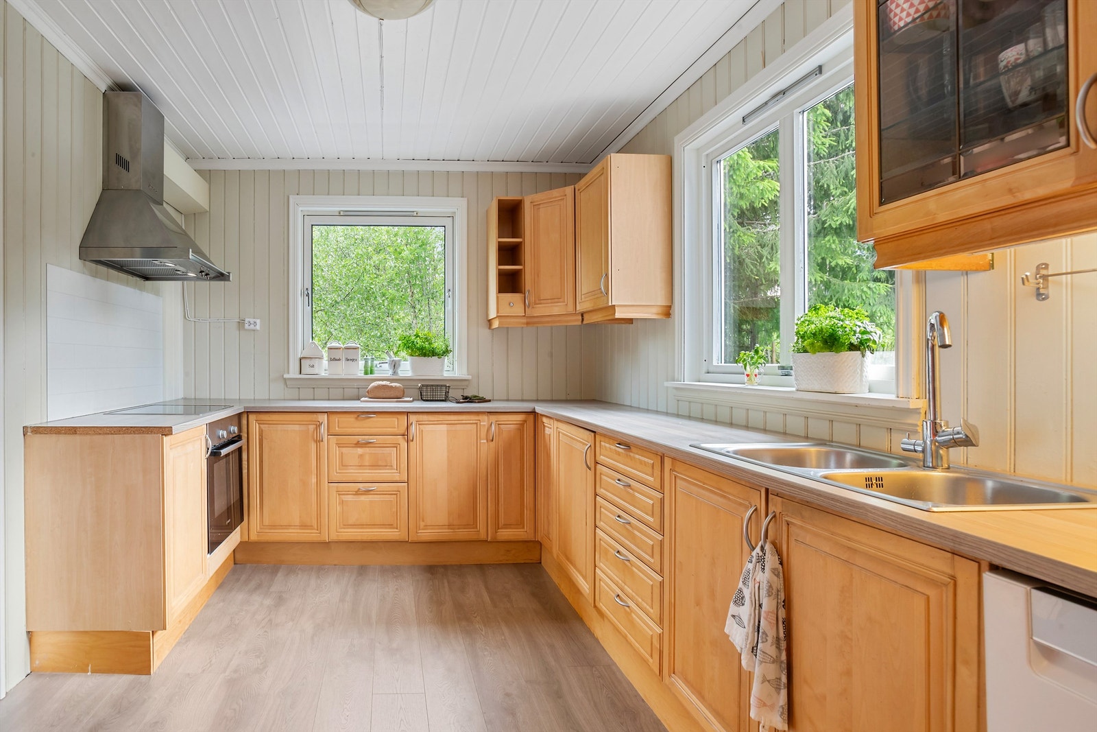 Kjøkken fra 1997 med godt med skap- og benkeplass Galleribilde