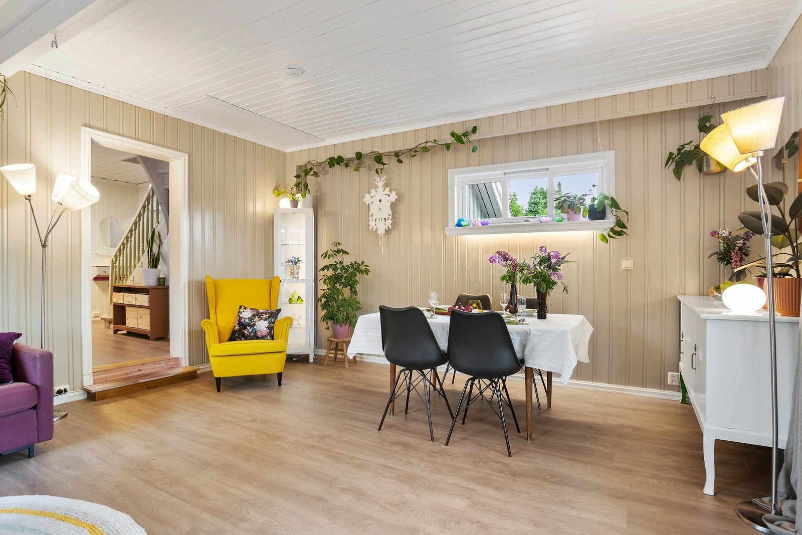 God plass til spisestue og tilhørende møblement Galleribilde