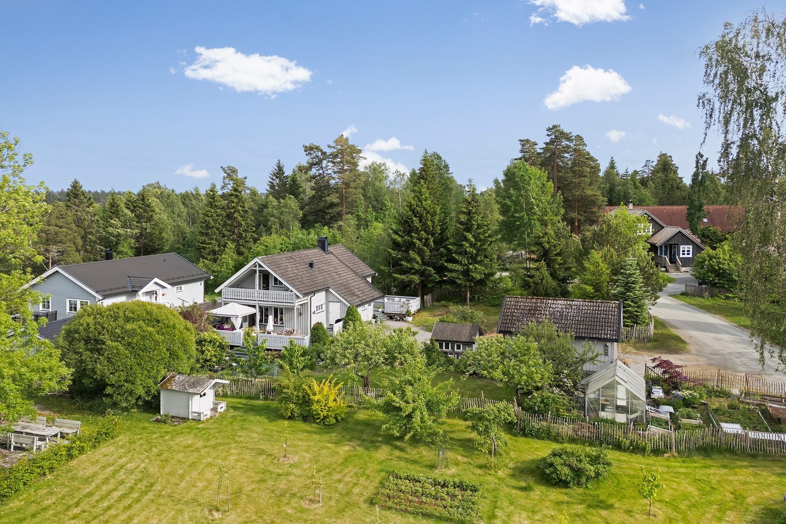 Boligen har en landlig og barnevennlig beliggenhet ca. 2 km syd for Ås sentrum Galleribilde