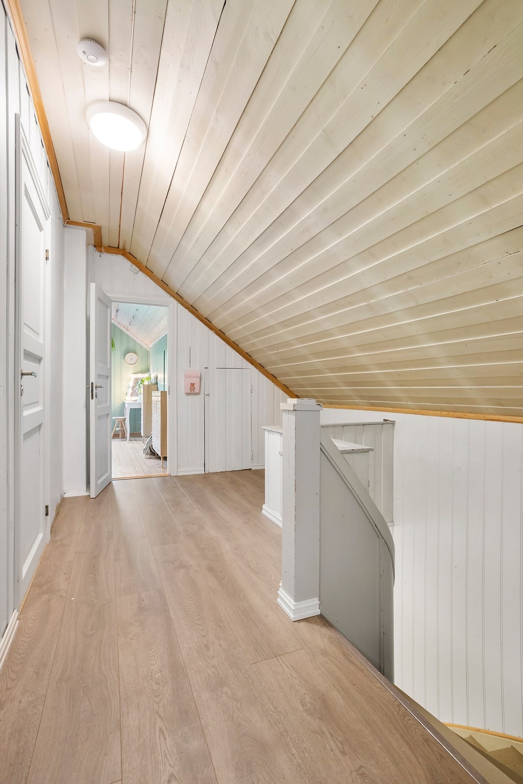 Gang i 2. etasje med godt med oppbevaring i kott Galleribilde