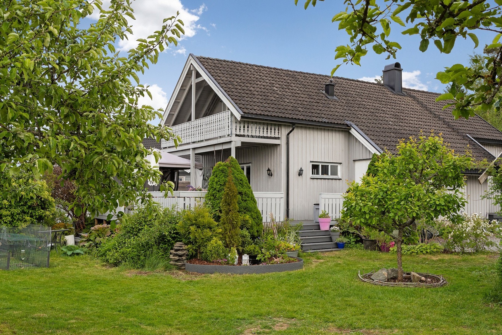 Velkommen til Brekkeveien 72 - Enebolig med stor tomt med fine uteplasser og pent opparbeidet hage Galleribilde