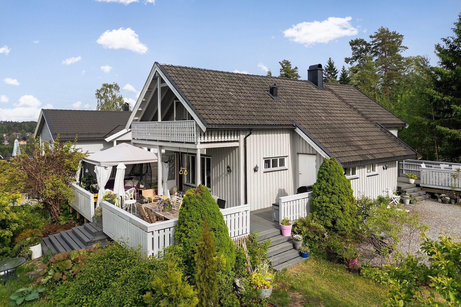 Det er gode kollektivforbindelser med buss til Drøbak, Vinterbro og Ski og tog til Oslo og Moss Galleribilde