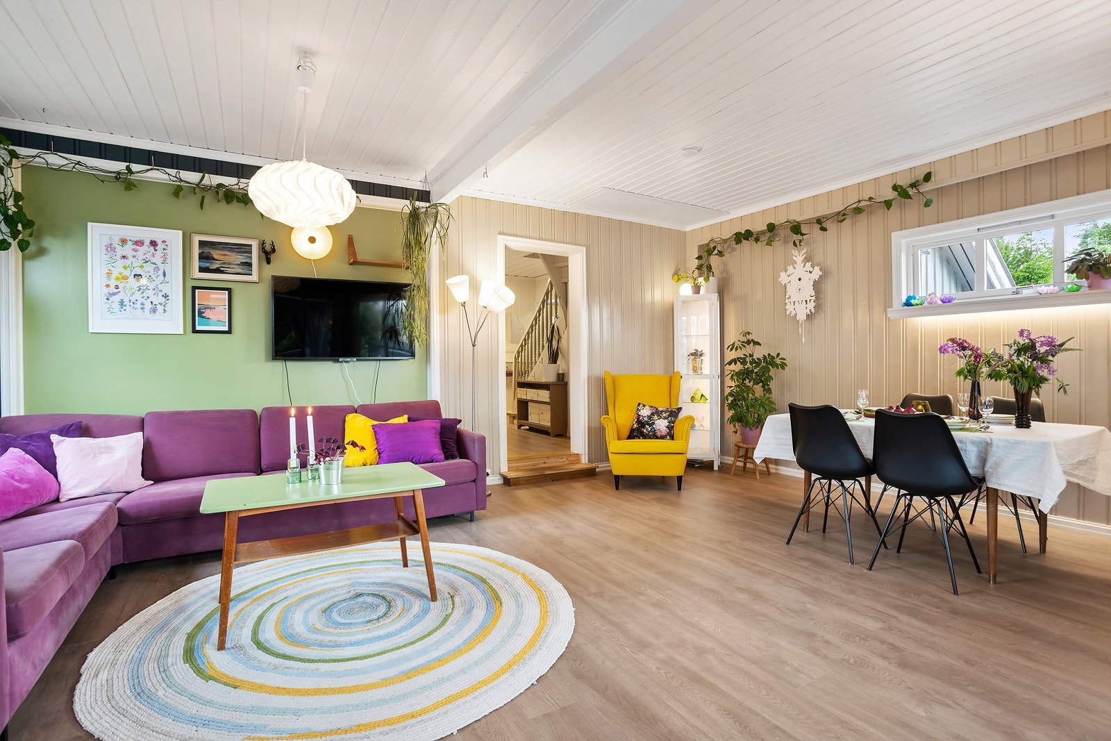 God plass til sofagruppe, spisestue og tilhørende møblement Galleribilde