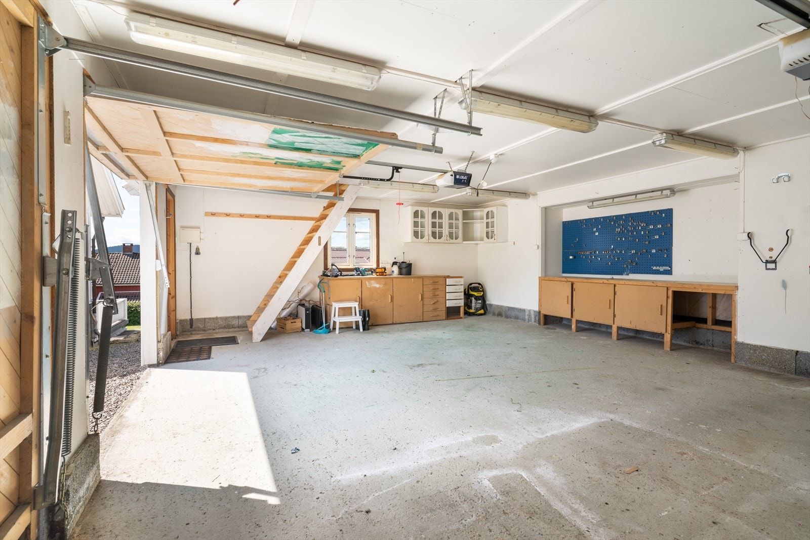 Med trapp opp fra garasjerommet har garasjen en uinnredet loftsetasje. Galleribilde