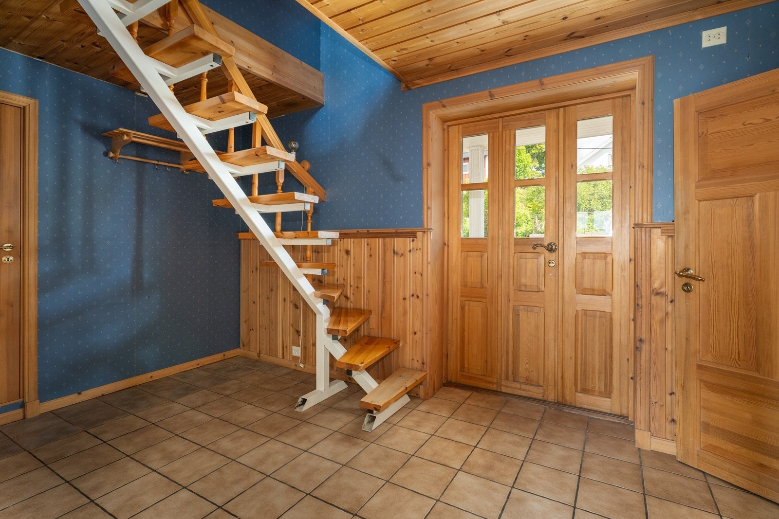 Hallen/ entreen har god plass til oppbevaring av sko og ytterjakker. Her er det praktiske flis på gulv. Galleribilde