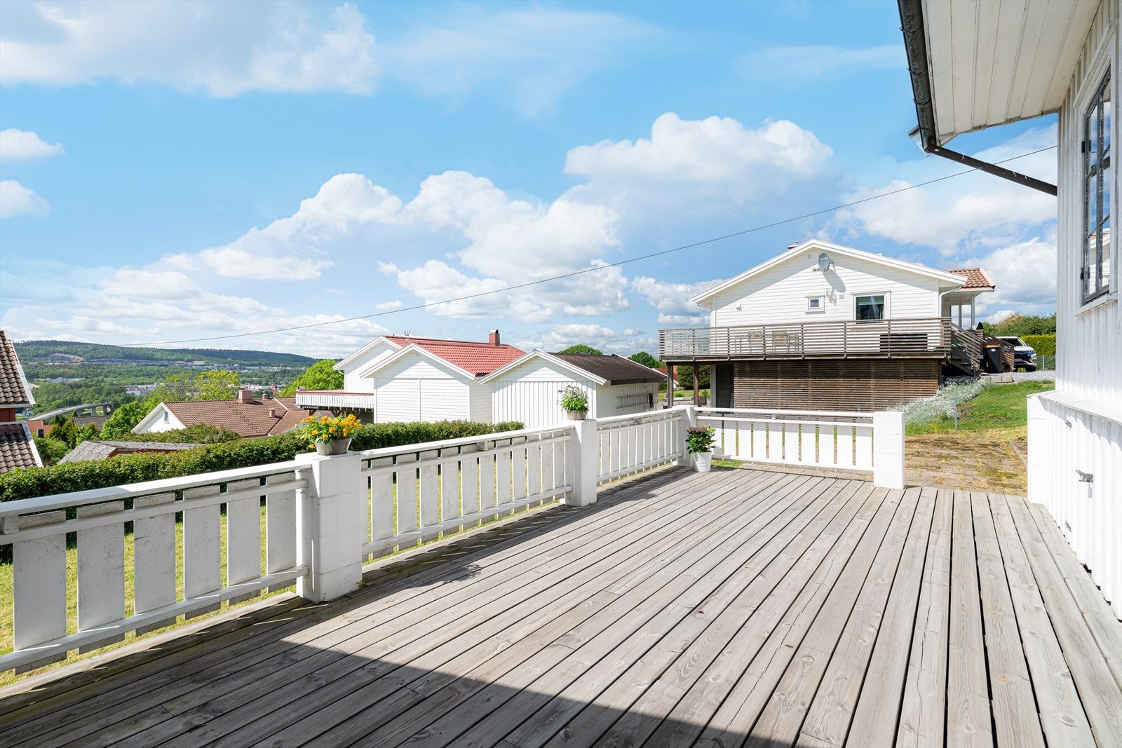 Her har boligen en stor og solrik veranda med nydelig utsikt! Galleribilde