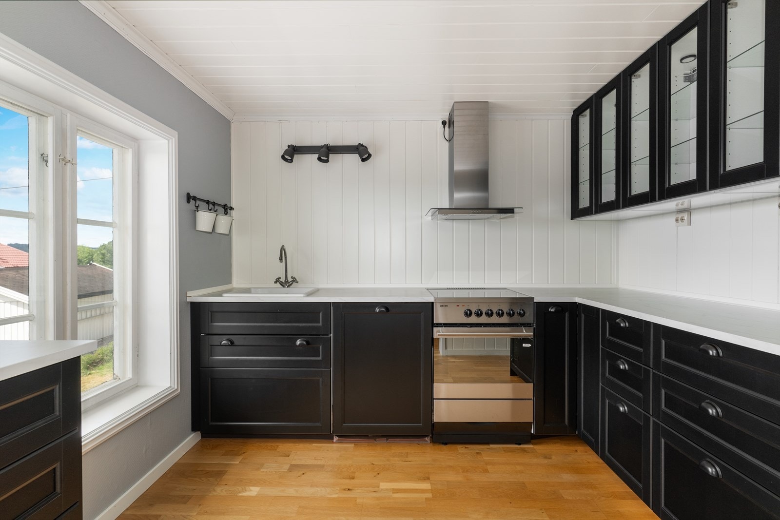 Kjøkkenet har en pen innredning fra 2019 med profilerte fronter og noe glasskap, samt laminat benkeplate med kum med to grep blandebatteri. Innredningen har ventilator med avtrekk ut og integrert oppvaskmaskin. Galleribilde