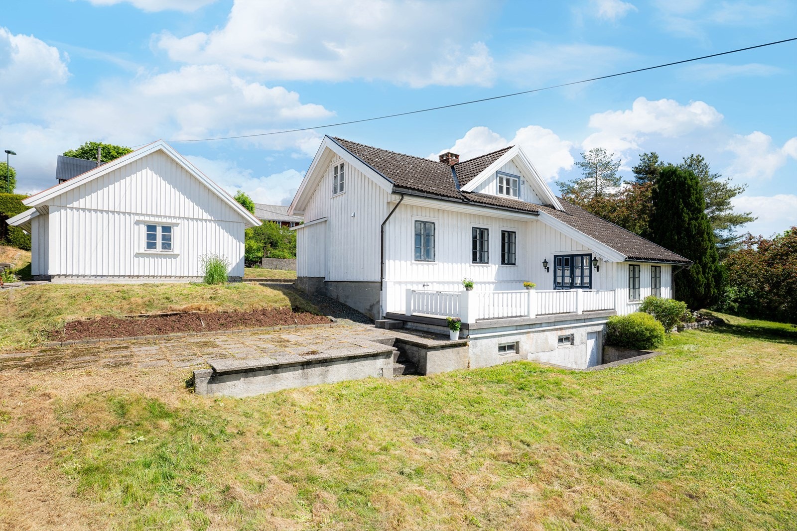 Eiendommen ligger fint til i et godt etablert boligområde på Borgestad i Skien. Boligområdet er rolig og barnevennlig, med gangavstand til dagligvareforretninger, barnehage, barneskole og ungdomsskole. Galleribilde