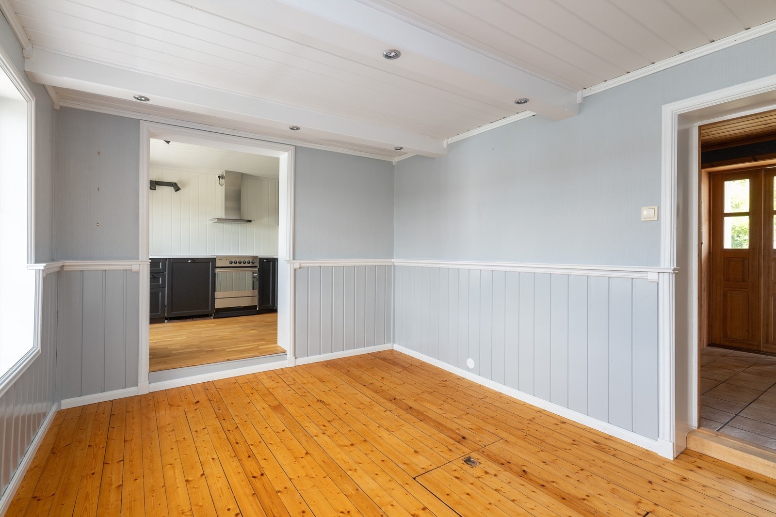 Videre på vei inn mot kjøkkenet ligger spisestuedelen fint til. Galleribilde