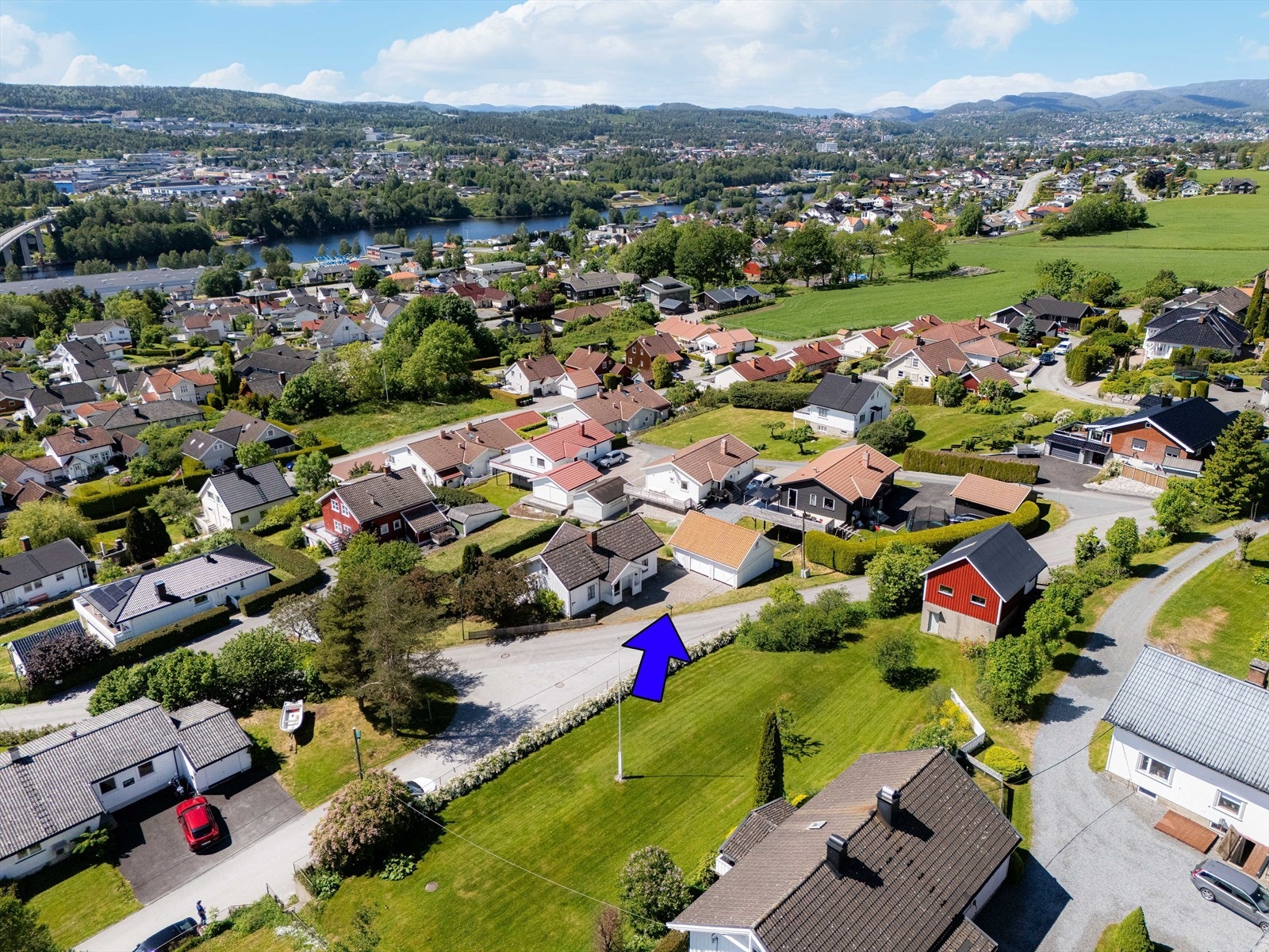 Gang- og sykkelstien følger Håvundvegen, med kulturlandskapet i Gjerpensdalen på den ene siden og elva med bylivet på den andre siden. Kort vei er det også til Jarseng, med flotte turstier sommerstid og oppkjørte løyper vinterstid. Galleribilde
