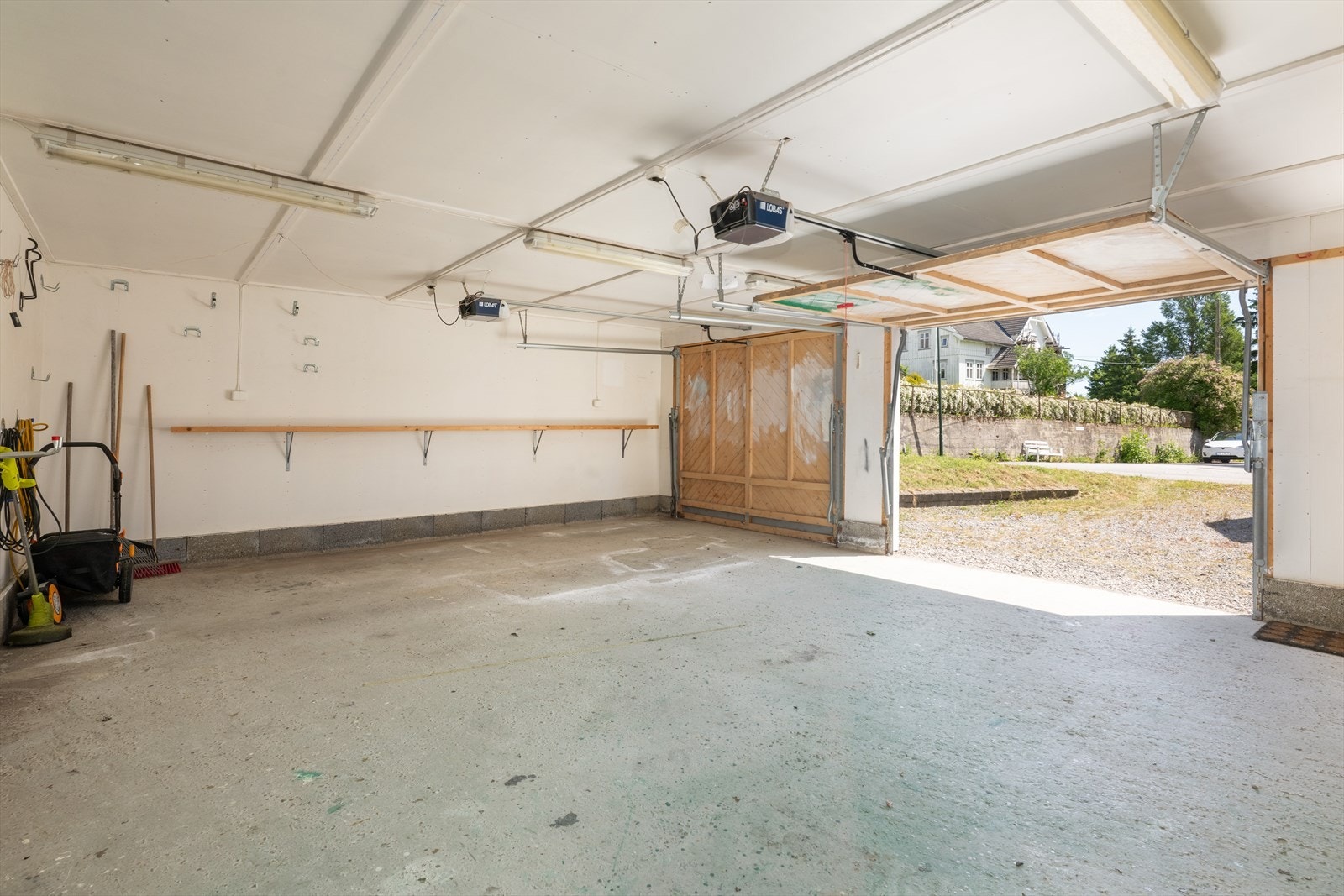 Garasjen er oppført i 2005 og er 48 kvm stor. Galleribilde