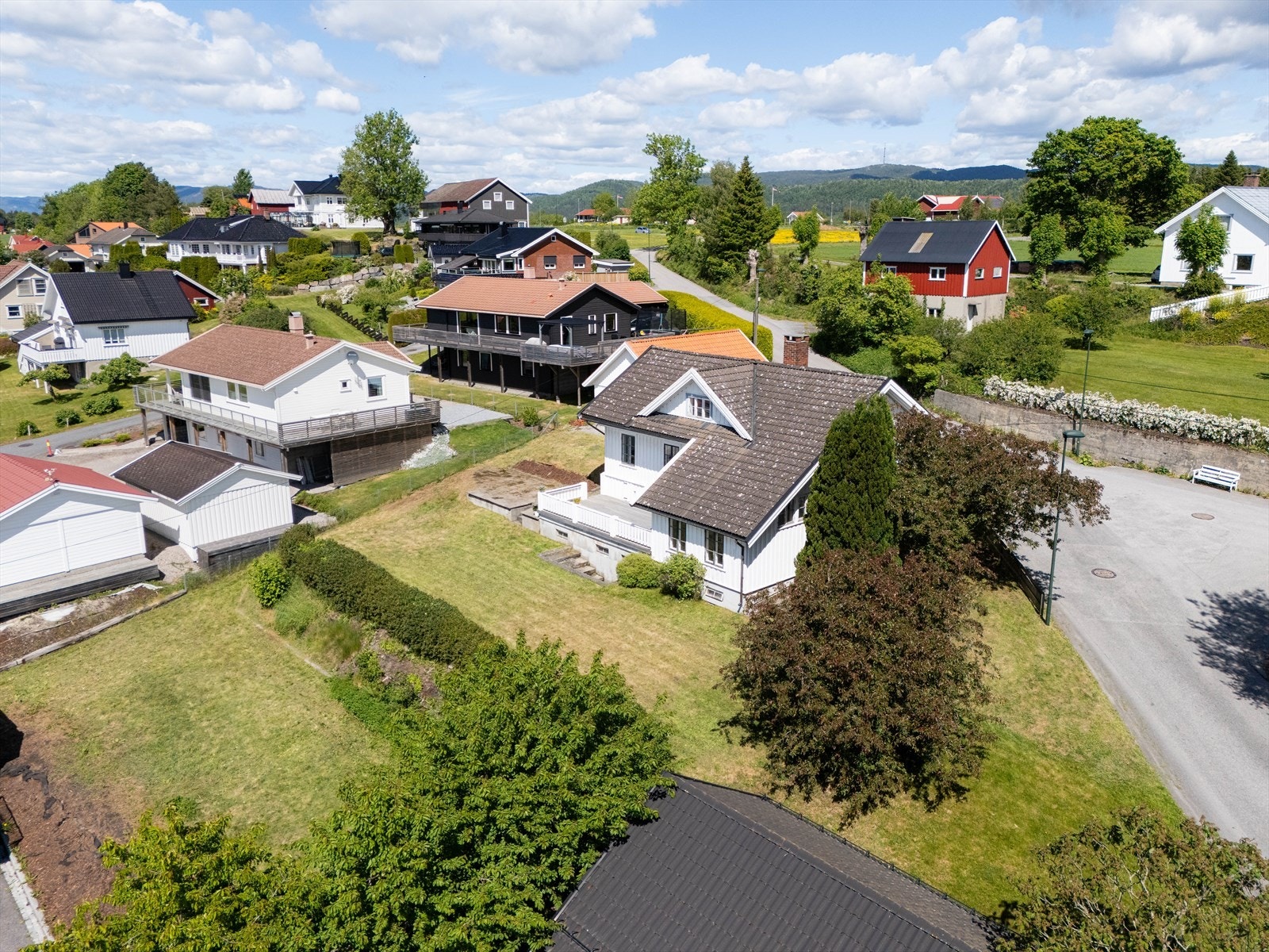 Denne delen er 1 047,80 kvm stor og pent opparbeidet med gressplen, busker og trær. Hagen er delt inn i to nivåer som er pent inndelt med hekk. Galleribilde