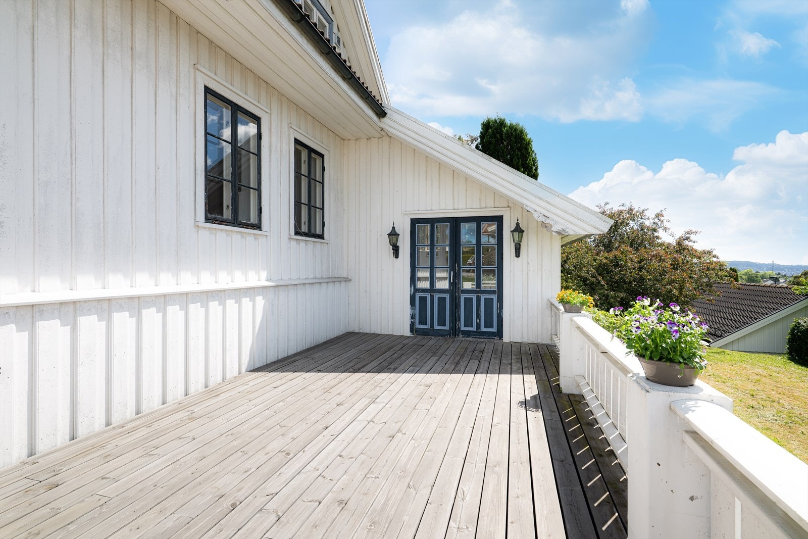 Fra verandaen er det en to-fløyet verandadør inn til stuen. Galleribilde