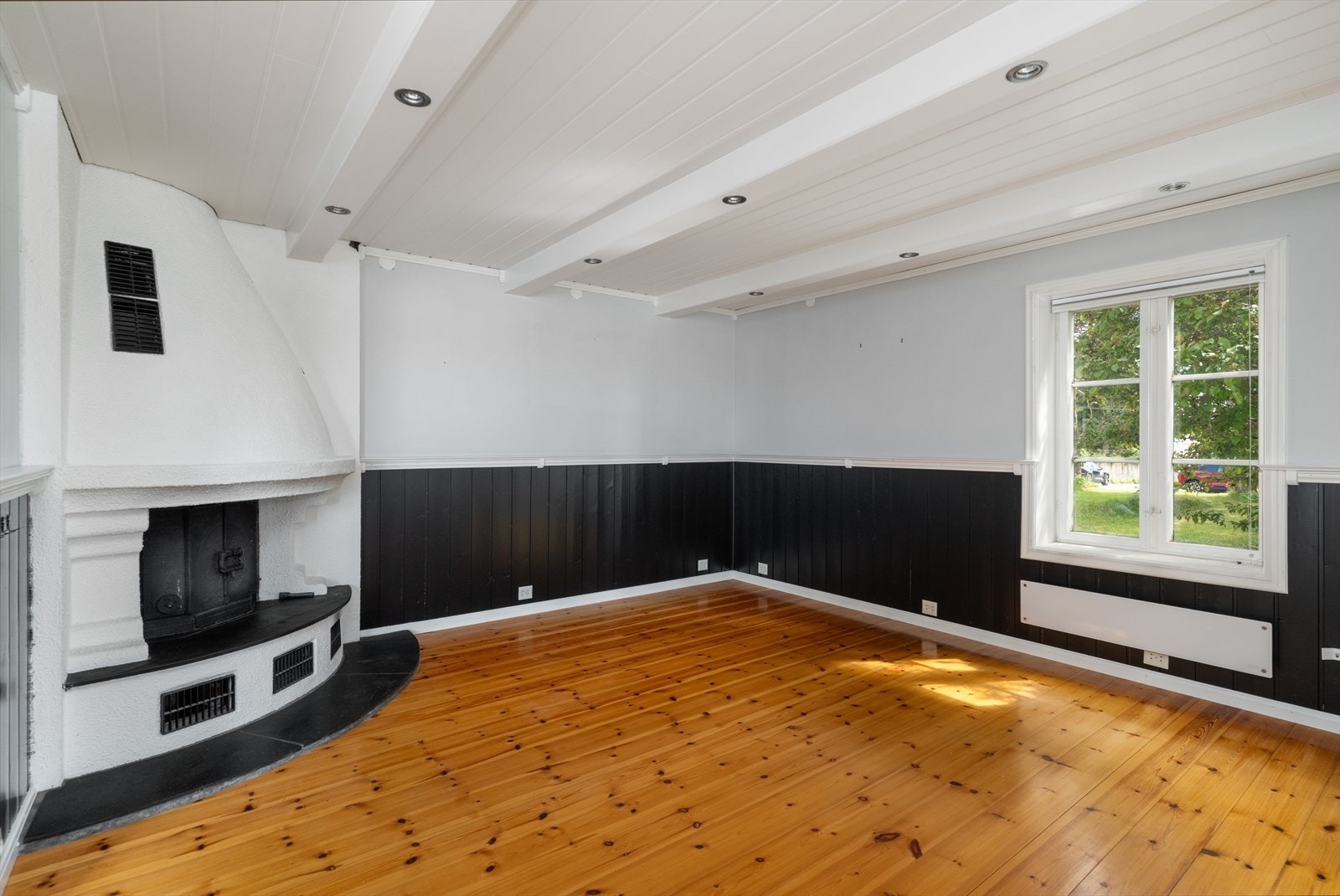 I tillegg til tilbygget stuedel har boligen en todelt stue. Her er det en koselig elementpeis og god plass til sofagruppe. Galleribilde