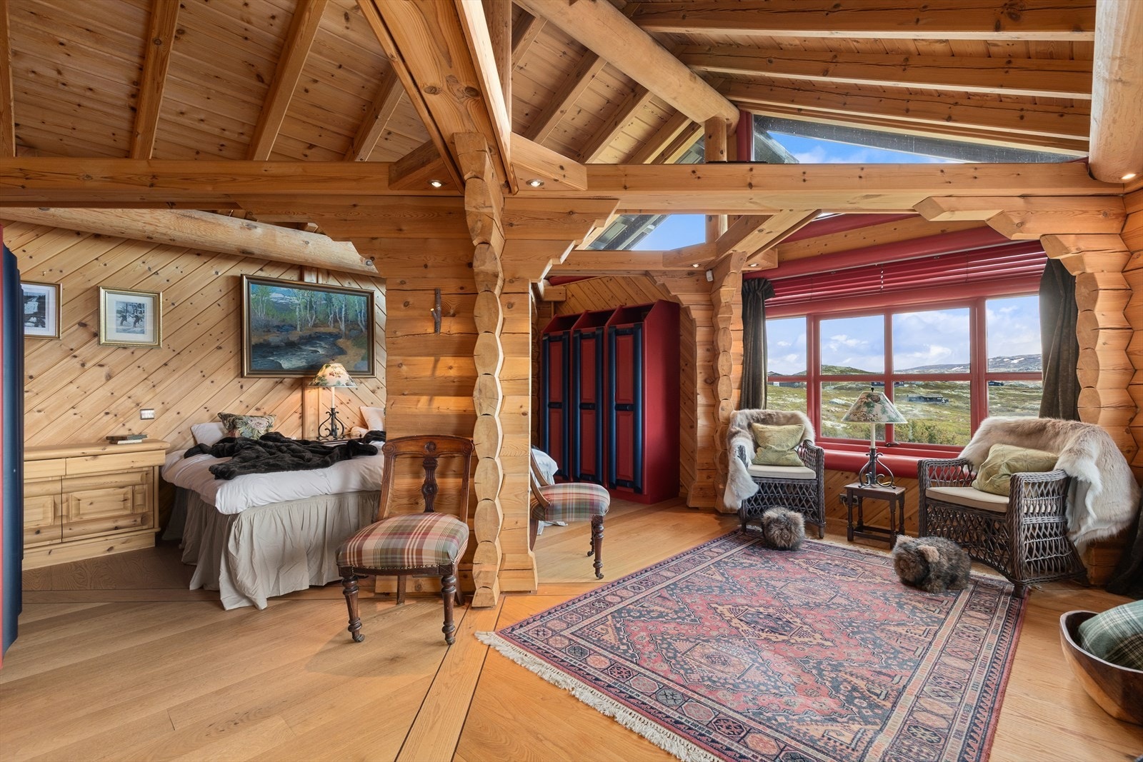 Hovedsoverommet er meget romslig og har sitt eget onsuite baderom med dusj og badekar Galleribilde