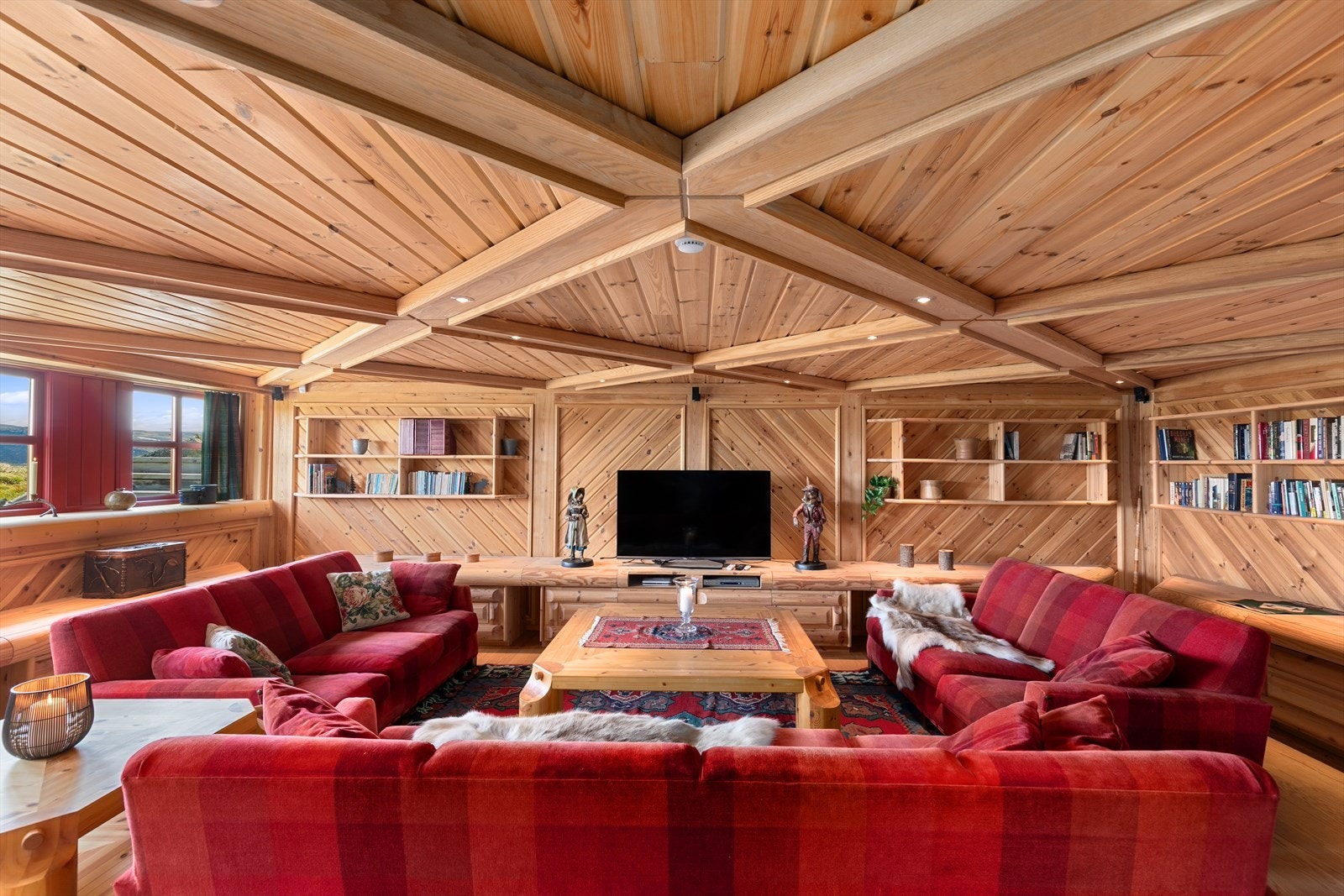 Romslig stue i underetasjen Galleribilde