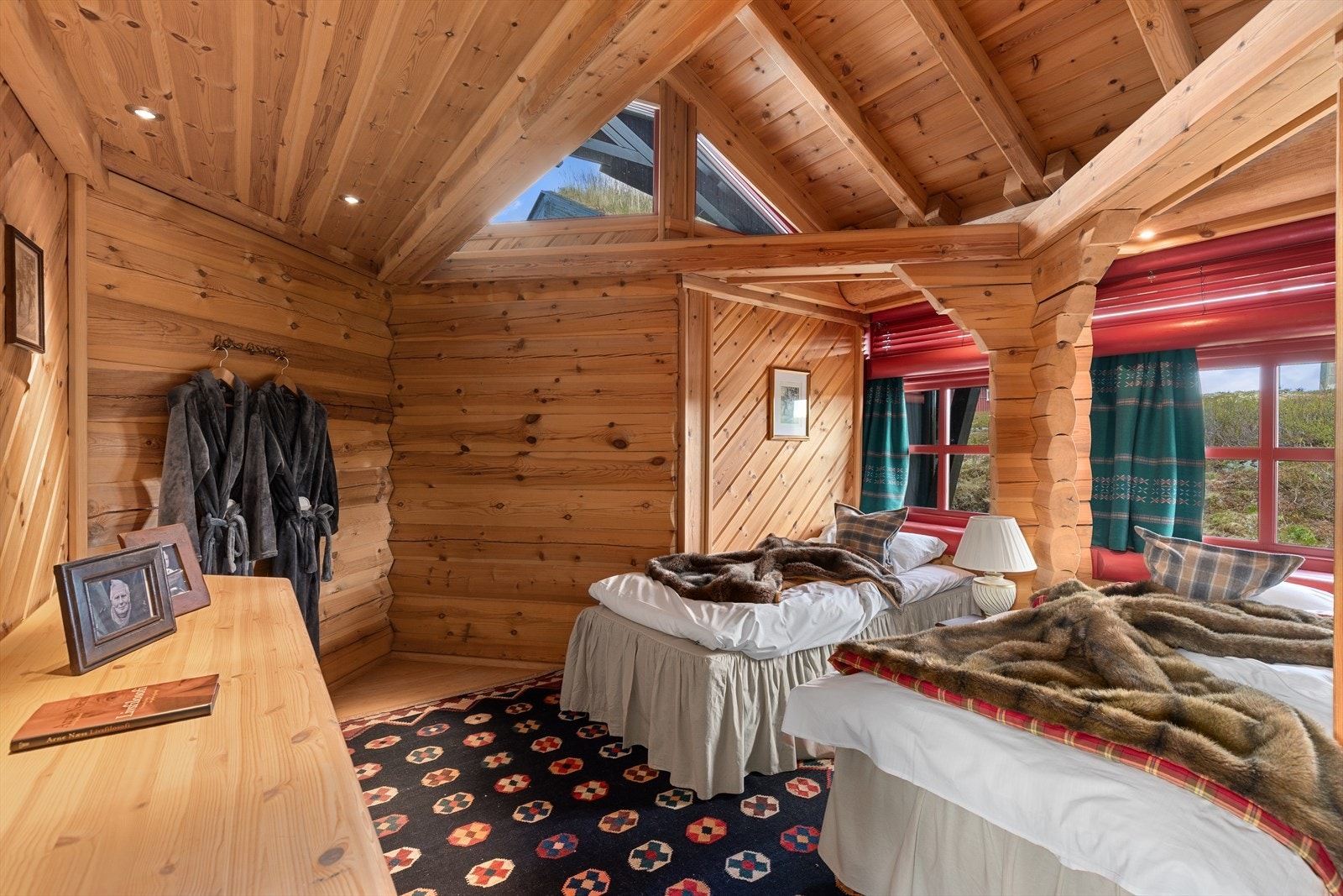 I hovedetasjen har man fire soverom - horav alle med sitt eget baderom Galleribilde