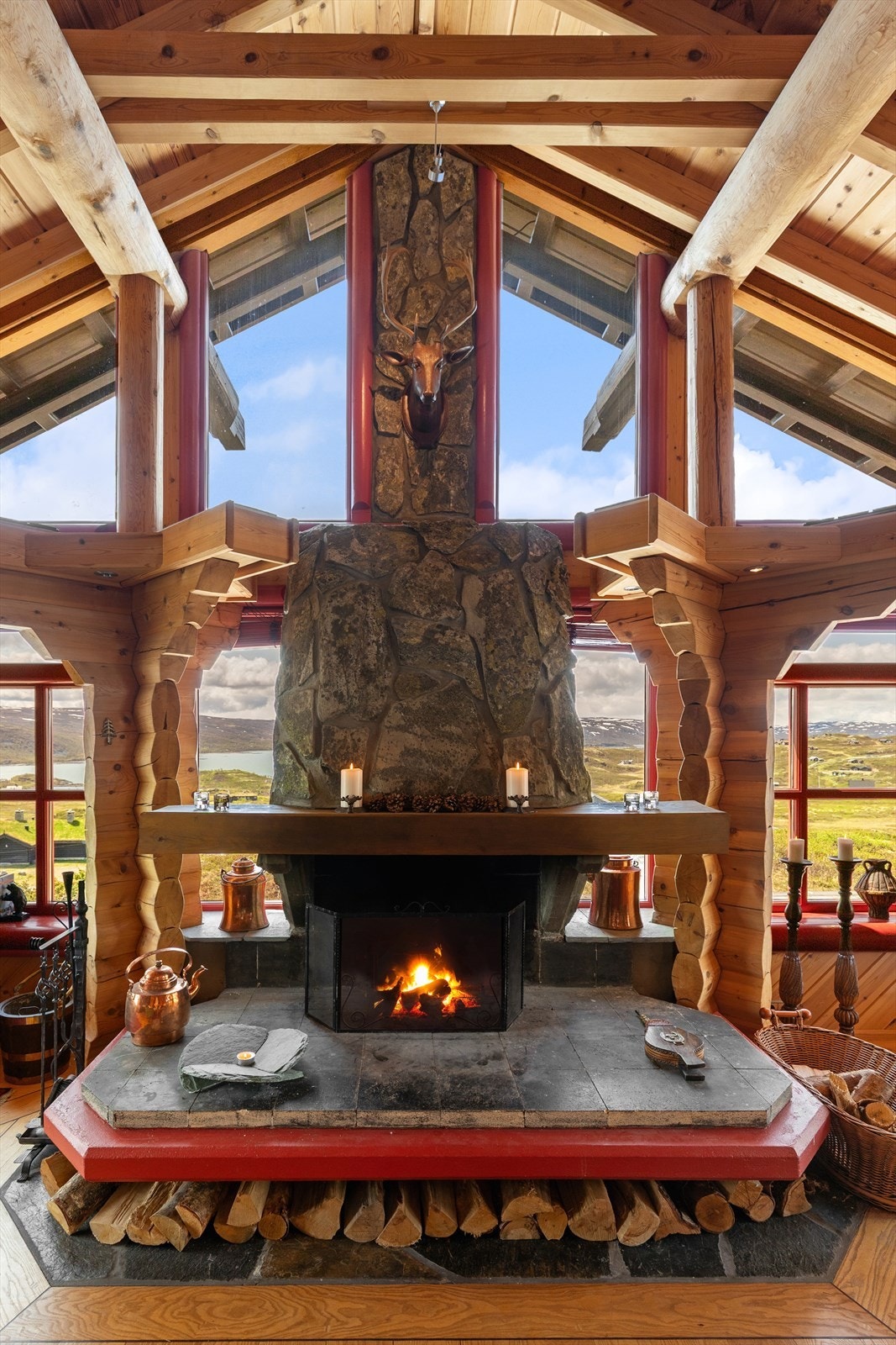 Vakker peisovn i stue Galleribilde