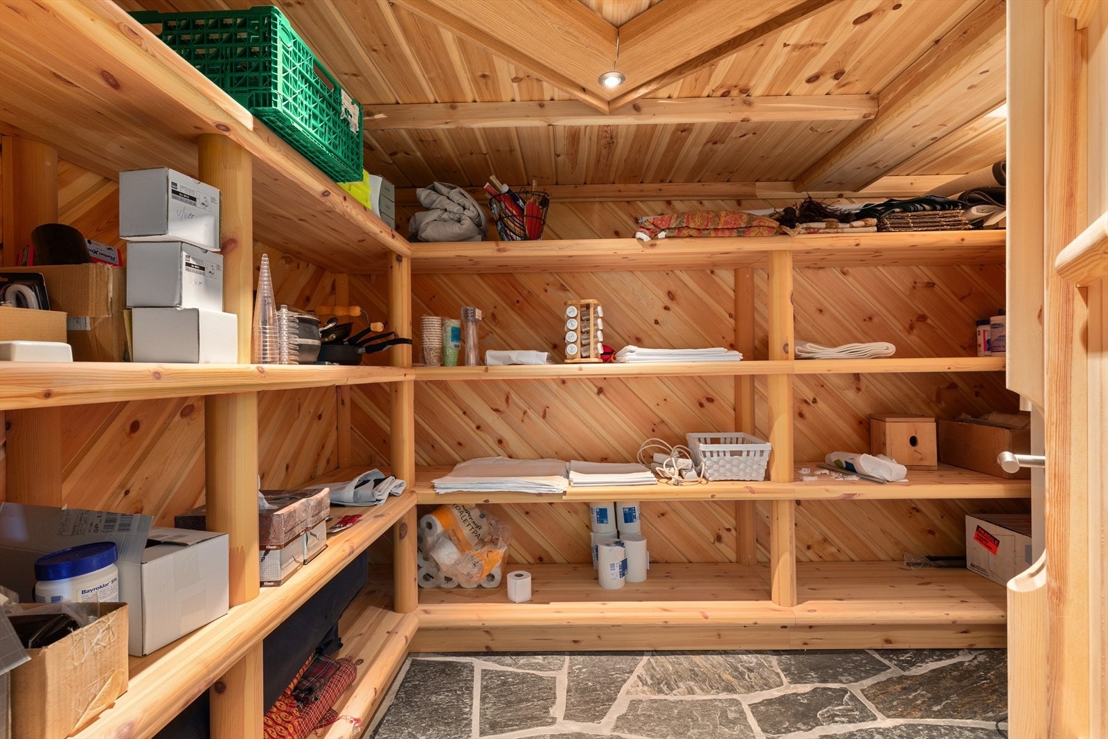 Bod/spisskammers i underetasje Galleribilde