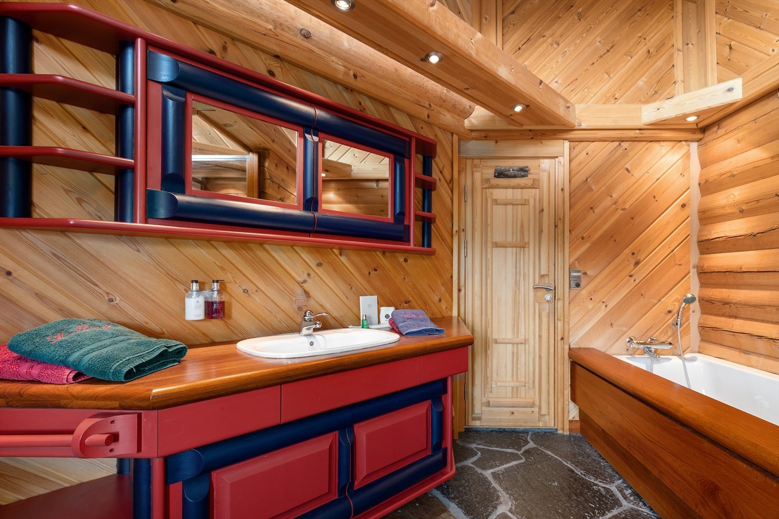 Baderom tilknyttet hovedsoverommet Galleribilde