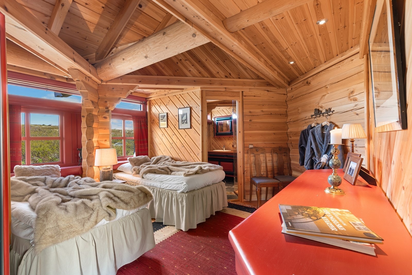 I hovedetasjen har man fire soverom - horav alle med sitt eget baderom Galleribilde